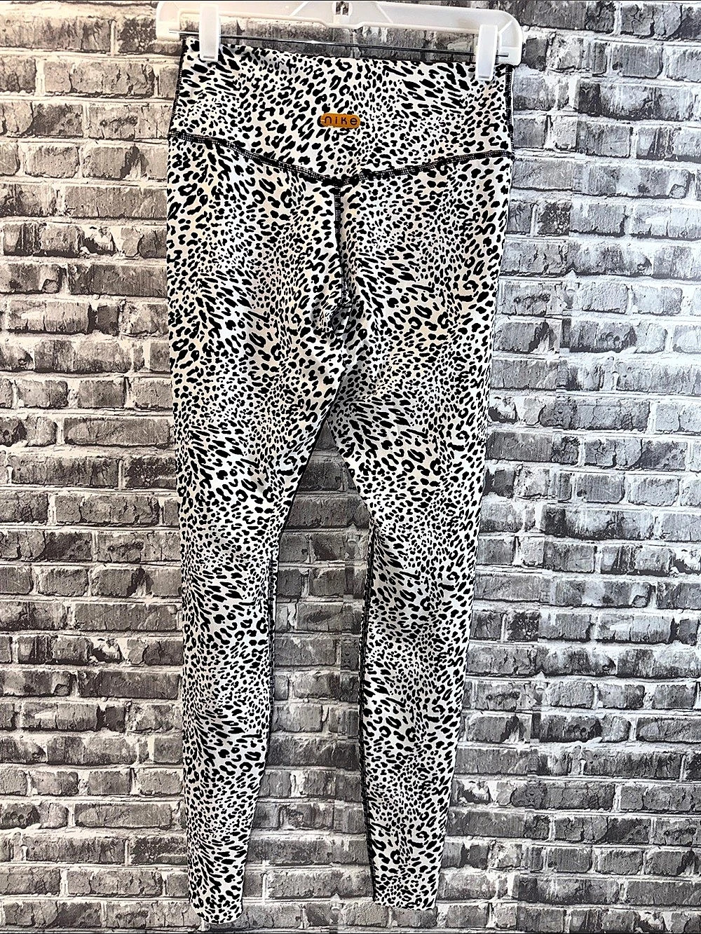 Nike Dri-FIT Animal Print Leggings in White & Black Size Medium Like New